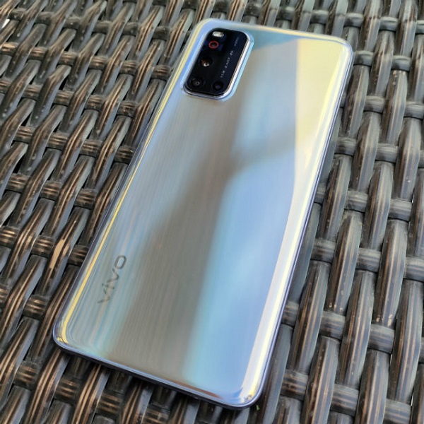 Vivo V19 có 1 phiên bản mới với camera selfie kép, chip Snapdragon 712, hình ảnh thực tế của smartphone này cũng vừa xuất hiện