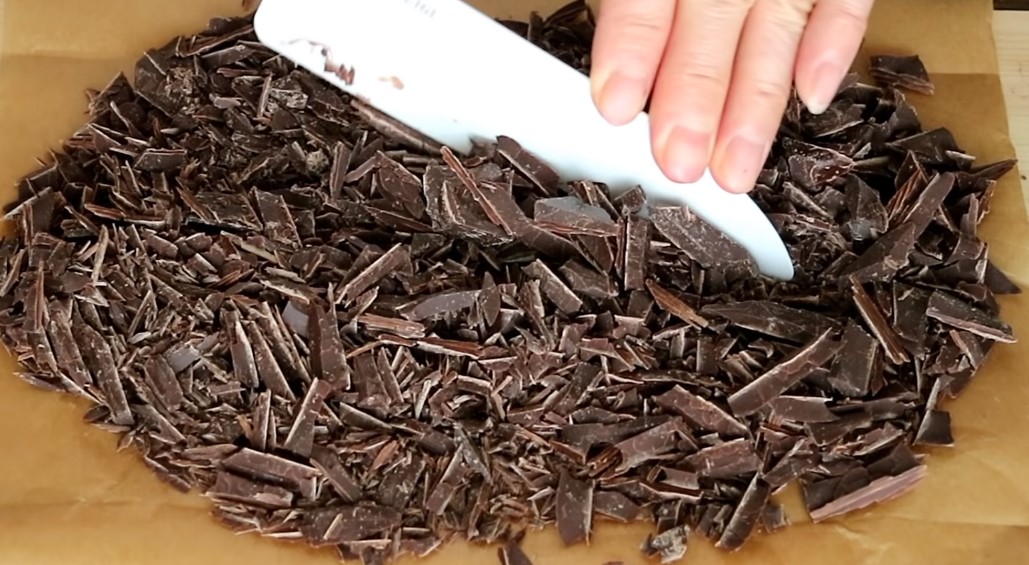 Bước 2 Làm tan chảy sô cô la Socola bark dâu tây và hạt dẻ cười