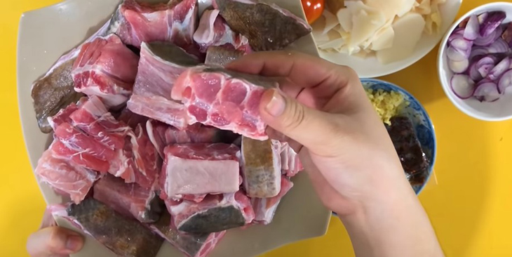 Bước 1 Sơ chế cá đuối Lẩu cá đuối măng chua