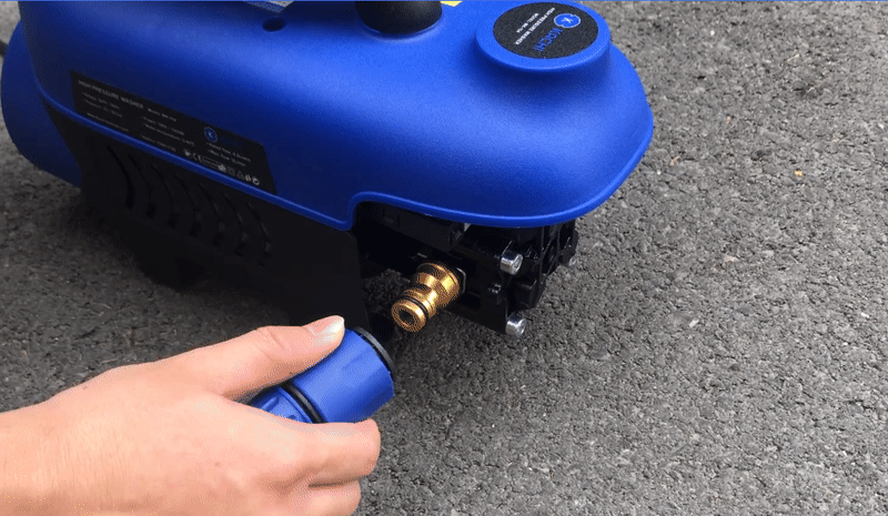Lắp đầu ống dẫn nước với đầu nước vào trên thân máy