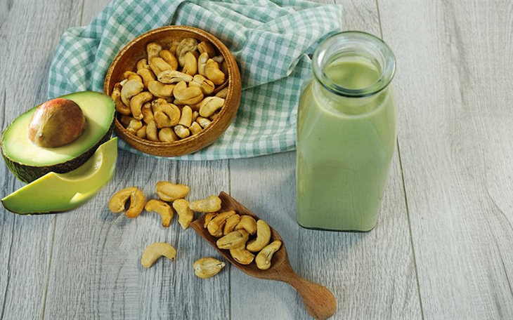Avocado and cashew nut milk
