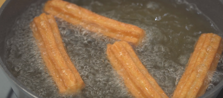 Bước 2 Tạo hình bánh và chiên bánh Bánh Churros - bánh quẩy chiên giòn sốt socola