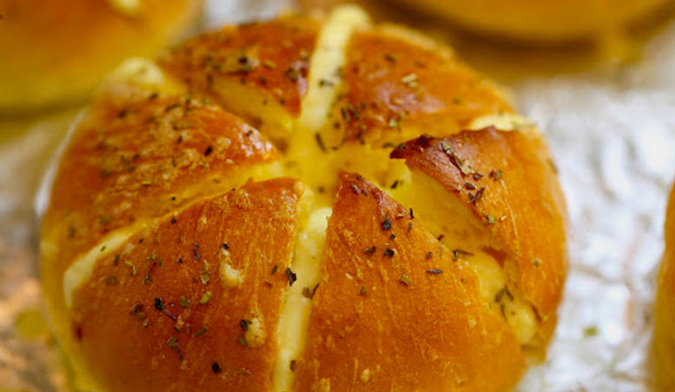 Cách làm bánh mì phô mai bơ tỏi Hàn Quốc cực đơn giản tại nhà