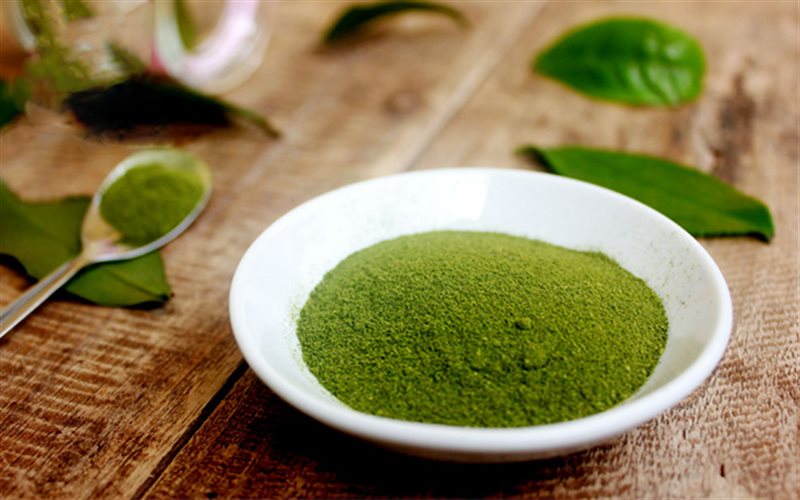 Dùng nước gạo kết hợp với bột trà xanh matcha