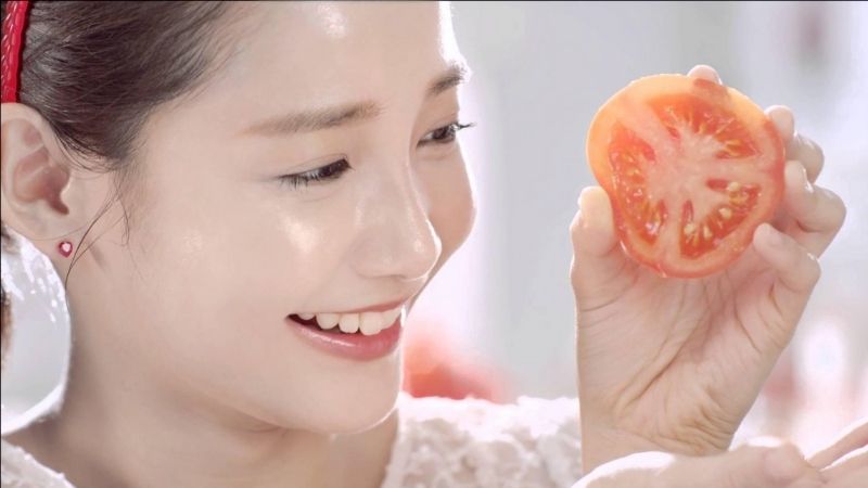 Dưỡng hồng môi bằng cà chua