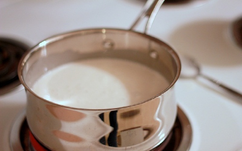 Đun nước cốt dừa và sữa
