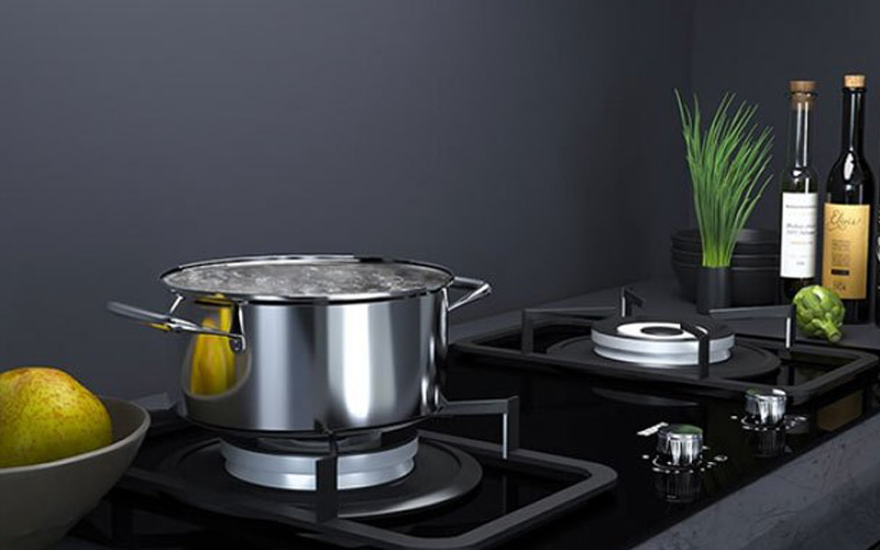 Tập trung khi nấu ăn Tập trung khi nấu ăn