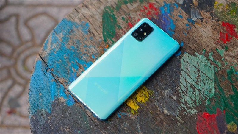 Galaxy A71 5G xuất hiện rồi này, màn hình nốt ruồi, 4 camera sau, vân tay dưới màn hình Galaxy A71 5G xuất hiện rồi này, màn hình nốt ruồi, 4 camera sau, vân tay dưới màn hình