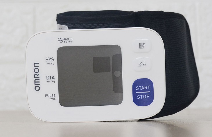 Máy đo huyết áp cổ tay Omron HEM - 6181 phù hợp cho người dưới 50 tuổi