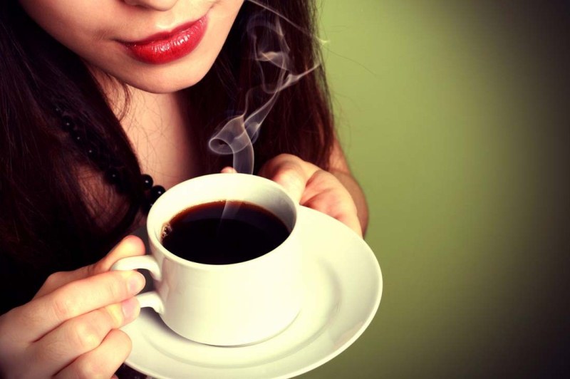 Uống cà phê đen không đường vào buổi sáng