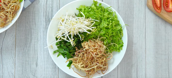 Nhặt sạch các loại rau sống để ăn kèm với bún Nhặt sạch các loại rau sống để ăn kèm với bún