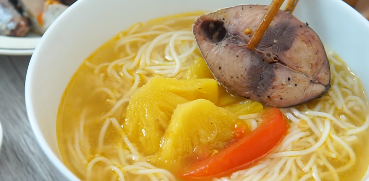 Cho cá ngừ vào tô, thêm hành ngò cho món ăn thêm hấp dẫn Cho cá ngừ vào tô, thêm hành ngò cho món ăn thêm hấp dẫn