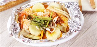 Cần chuẩn bị những nguyên liệu gì để làm món đậu hũ hải sản nướng giấy bạc?

