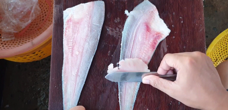 Nhẹ nhàng dùng dao nạo lấy thịt cá