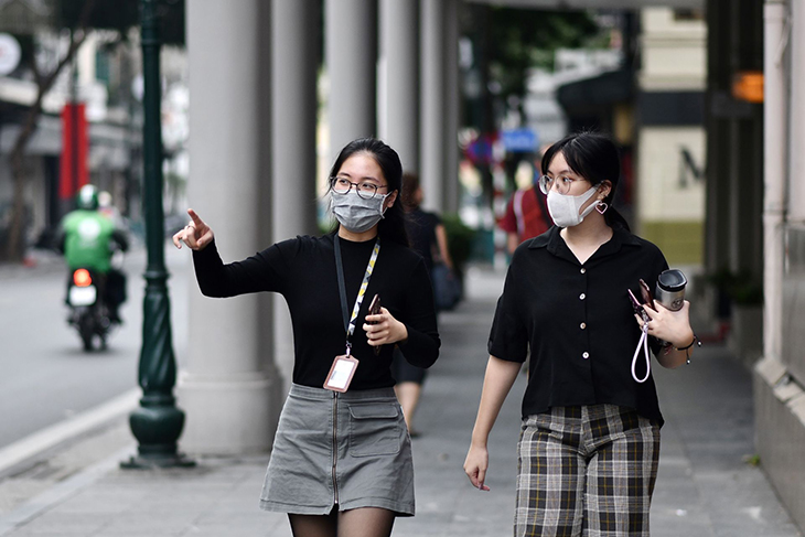 Hãy đeo khẩu trang và chăm sóc làn da của bạn trong thời điểm này. Hình ảnh liên quan sẽ cho bạn thấy làm thế nào để đeo khẩu trang đúng cách và bảo vệ da của mình.