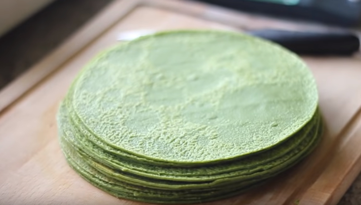 Bước 2 Tráng bột bánh crepe Bánh Crepe trà xanh