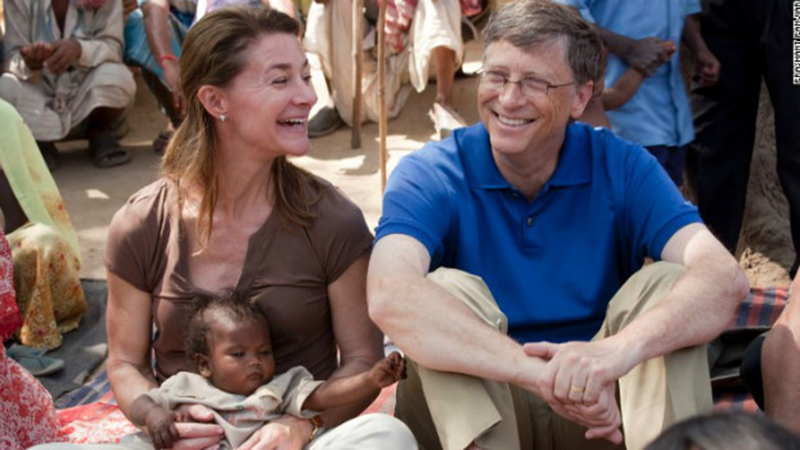 Bill Gates và vợ trong một lần làm từ thiện