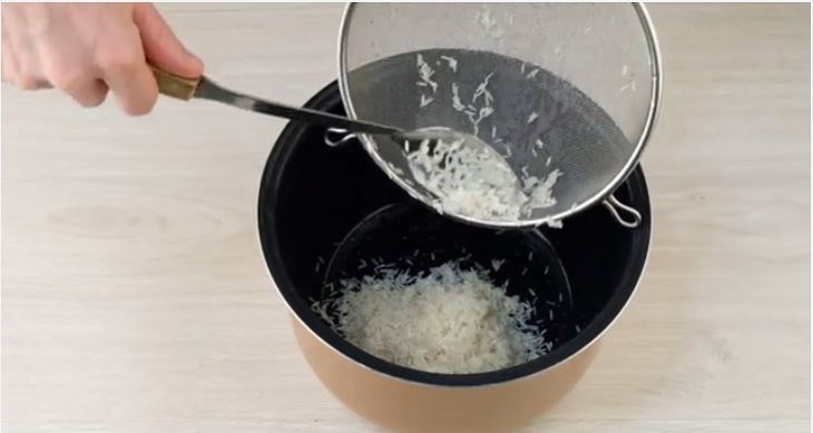Bước 3 Cho gạo vào nồi Nấu cơm bằng nồi nấu chậm