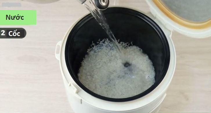Bước 3 Cho gạo vào nồi Nấu cơm bằng nồi nấu chậm