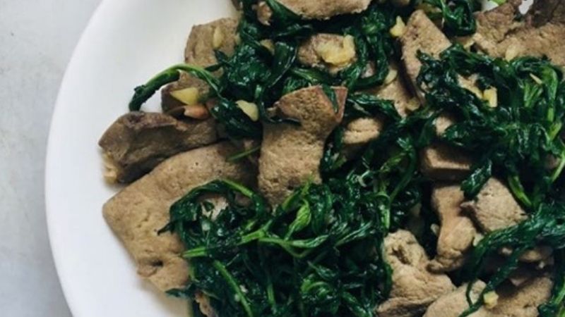 Ms. Hue shows how to make a strange but delicious stir-fried pork liver with wormwood