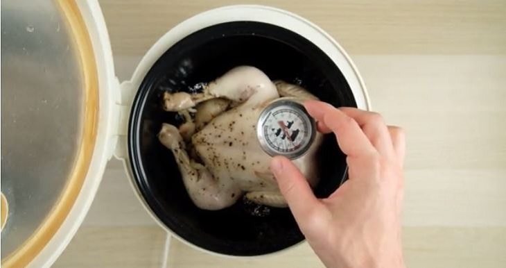 Bước 2 Tiến hành nấu gà bằng nồi nấu chậm Nấu gà nguyên con bằng nồi nấu chậm