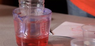 Cách chế tạo nhiệt kế đo nước tại nhà bằng chai nước và cồn đơn giản