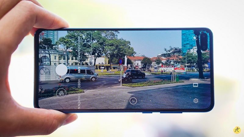 Huawei P40 Pro mang đến cho chúng ta cách nhìn mới về Sài Gòn, nơi một thị trấn đông đúc đang trở nên trống trải và vắng lặng hơn bao giờ hết. Hình ảnh đường phố được ghi lại từ góc nhìn độc đáo này sẽ thể hiện được sự thay đổi và cách mà con người đang đối phó với đại dịch. Hãy xem bộ ảnh này để cảm nhận được tâm trạng đầy sáng tạo của Huawei P40 Pro.