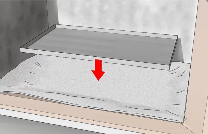 Hướng dẫn cách rã đông cho tủ đông đúng cách, đơn giản > Đặt một chiếc khăn và khay hứng nước dưới đáy tủ đông