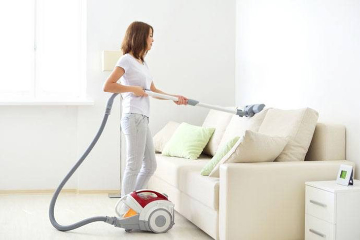 10 mẹo giúp máy hút bụi nhà bạn hoạt động hiệu quả hơn > Hút bụi theo thứ tự từ trên xuống và từ trong ra ngoài