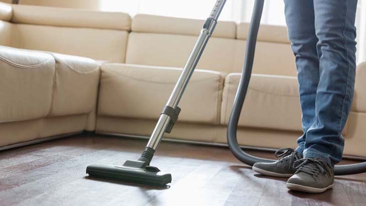 10 mẹo giúp máy hút bụi nhà bạn hoạt động hiệu quả hơn > Đạt hiệu quả tốt hơn khi di chuyển đầu hút chậm hơn