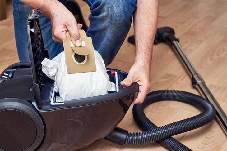 10 mẹo giúp máy hút bụi nhà bạn hoạt động hiệu quả hơn > Vệ sinh, bảo dưỡng máy hút bụi thường xuyên