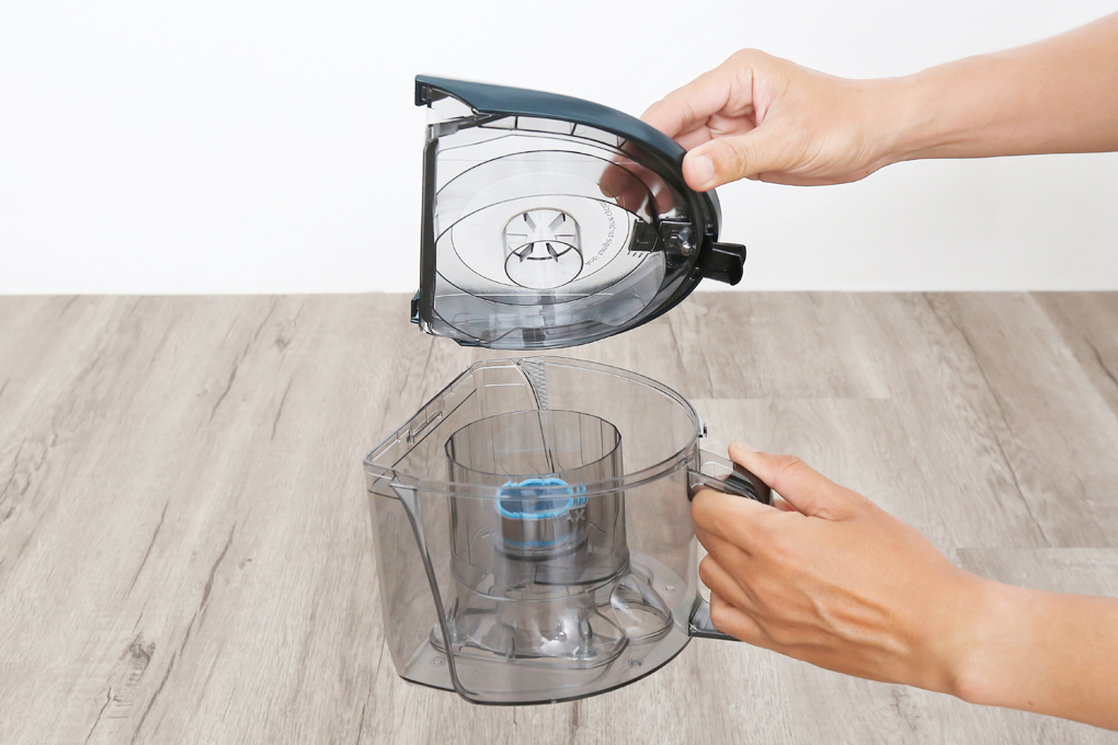 10 mẹo giúp máy hút bụi nhà bạn hoạt động hiệu quả hơn > Bạn hãy đổ khoang chứa bụi vào thùng đựng rác