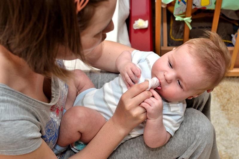 Lưu ý khi sử dụng gạc rơ lưỡi cho bé và cách phòng cách tư lưỡi