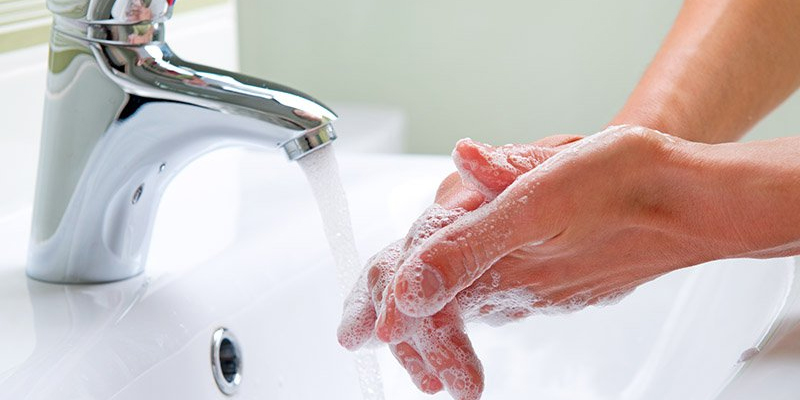 Cách hạn chế khô da tay khi rửa tay thường xuyên