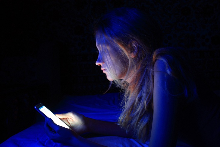 Cách hạn chế ánh sáng xanh trên các thiết bị điện tử giúp ngủ ngon hơn