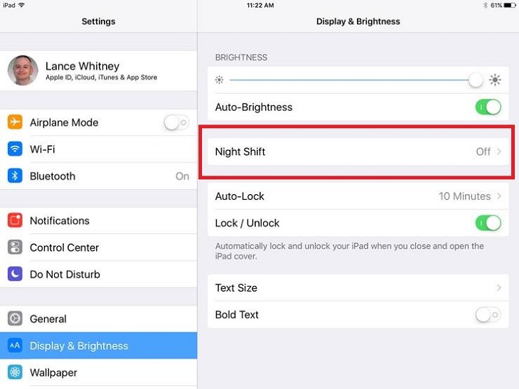 nhấn vào Settings > Display & Brightness.  Trong màn hình Display & Brightness, chạm vào cài đặt Night Shift.