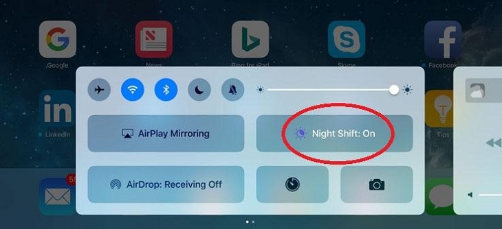 Cách hạn chế ánh sáng xanh trên các thiết bị điện tử giúp ngủ ngon hơn > Bật chế độ Night Shift từ trung tâm điều khiển của thiết bị