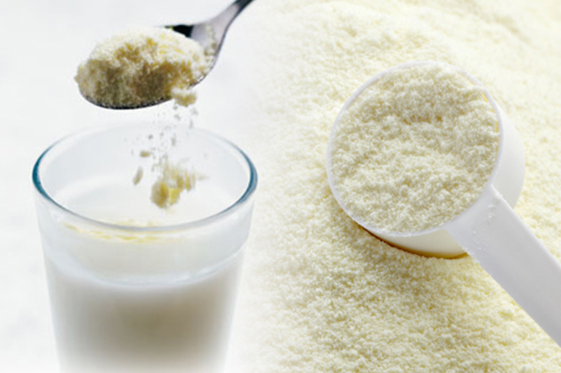 Dùng nước nóng pha sữa bột sẽ giúp sữa tan tốt hơn