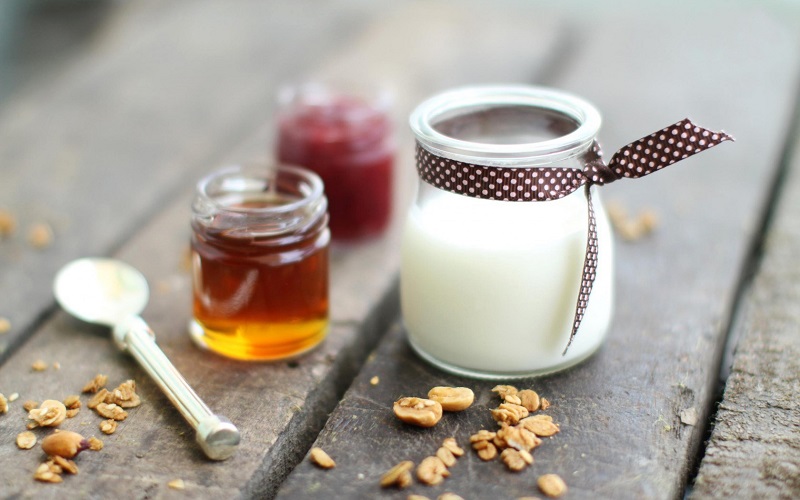 Mặt nạ trắng da từ mật ong và sữa chua Mặt nạ trắng da từ mật ong và sữa chua
