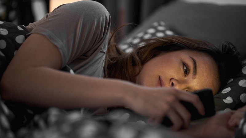 Những tác hại khi đặt điện thoại bên cạnh khi ngủ