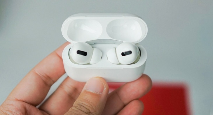 Mở nắp AirPods > Nhấn và giữ nút nguồn khoảng 3 giây