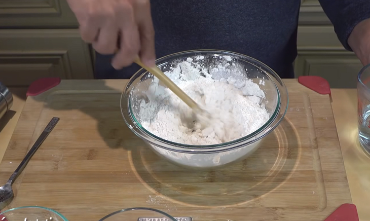 Bước 1 Trộn bột Bún tươi