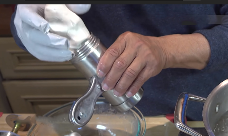 Bước 2 Tạo sợi bún Bún tươi