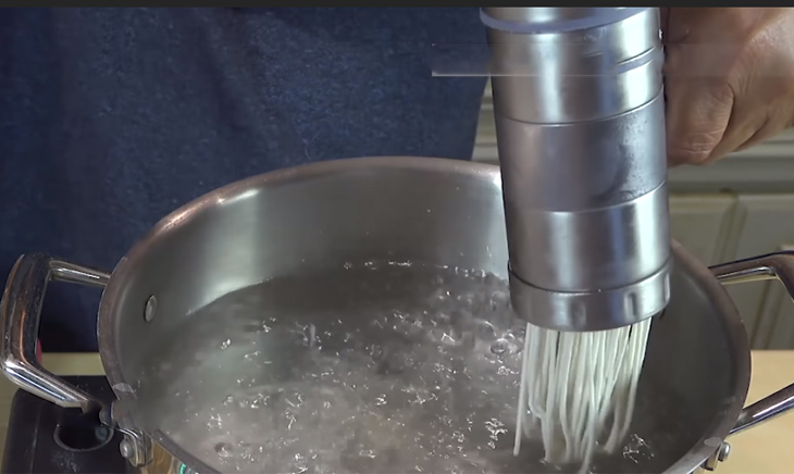 Bước 2 Tạo sợi bún Bún tươi