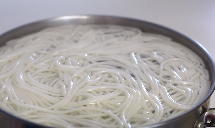 Bước 2 Tạo sợi bún Bún tươi