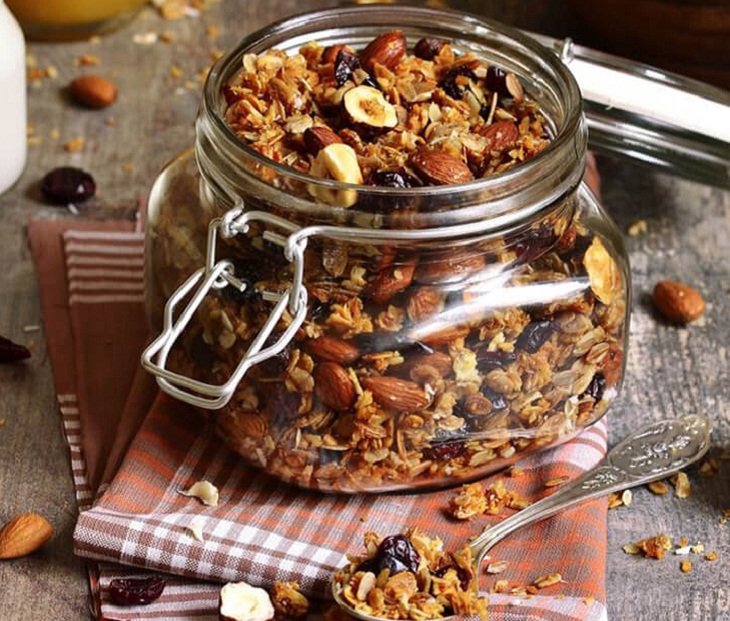  Sau khi hỗn hợp nguội hoàn toàn, bạn có thể dùng ăn liền, hoặc đựng granola trong hủ 