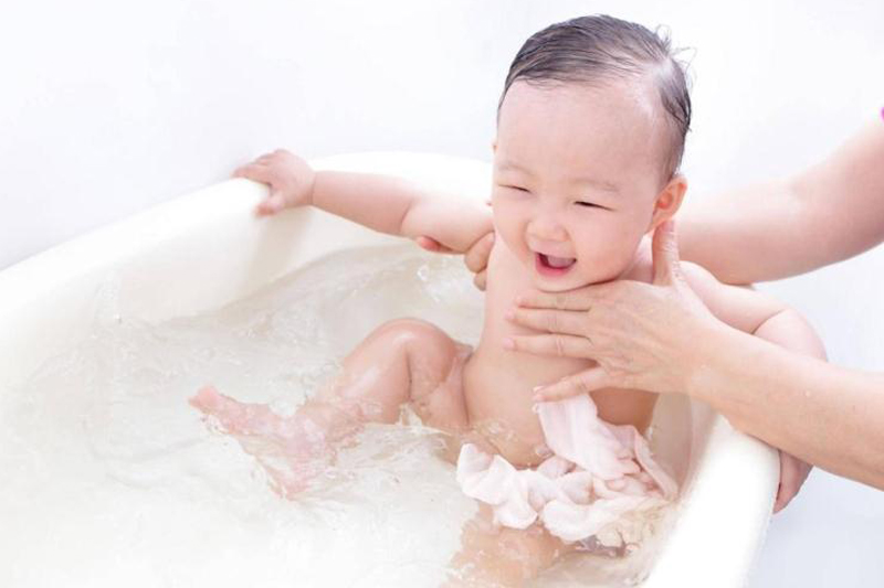 Tắm cho bé đúng cách tưởng đơn giản nhưng không phải cha mẹ nào cũng làm đúng