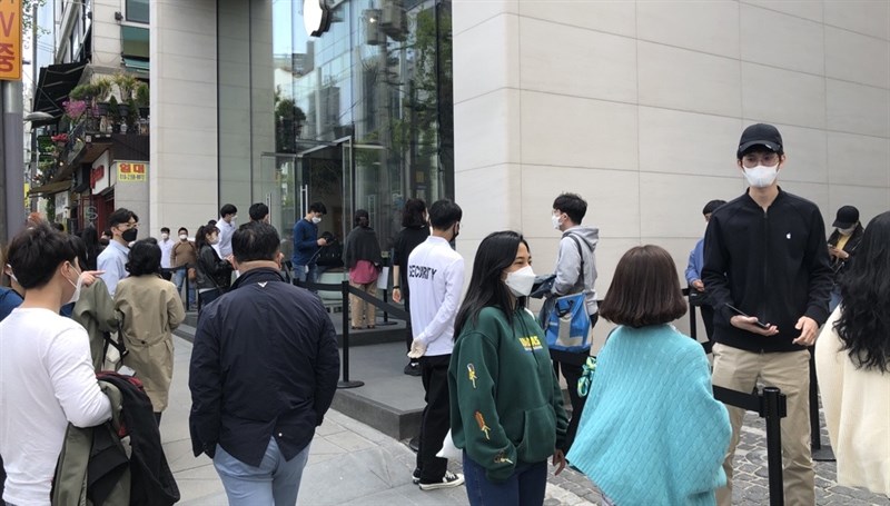 Apple Store bắt đầu mở cửa trở lại tại Hàn Quốc với các biện pháp bảo đảm an toàn, tránh lây lan dịch bệnh Apple Store bắt đầu mở cửa trở lại tại Hàn Quốc với các biện pháp bảo đảm an toàn, tránh lây lan dịch bệnh