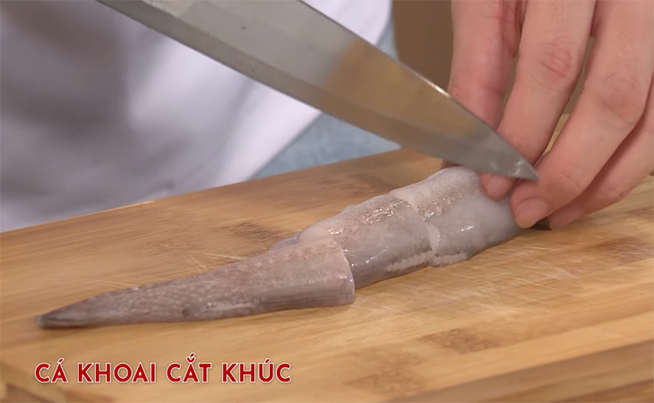 Bước 1 Sơ chế cá và thịt heo Lẩu cá khoai chua cay