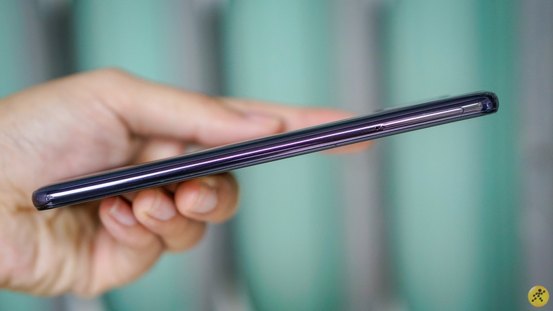 Cạnh trái là khay đựng SIM.